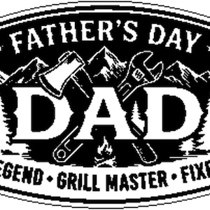 Può includere: Grafica in bianco e nero per la festa del papà con la parola "DAD" a lettere grandi. Il design include un'ascia, una chiave inglese, montagne, alberi e le frasi "Legend", "Grill Master" e "Fixer".