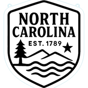 Może przedstawiać: Czarno-biały emblemat stanu Karolina Północna z napisem "NORTH CAROLINA" na górze i "EST. 1789" poniżej. Projekt zawiera sosnę, góry, gwiazdę i wodę.