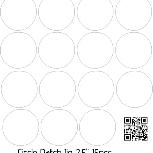 Può includere: Una dima per patch circolare bianca con 15 cerchi, ciascuno di 6,35 cm di diametro. La dima è progettata per creare patch circolari. Un codice QR si trova nell'angolo in basso a destra. Il testo "Circle Patch Jig 2.5" 15pcs" è in basso.