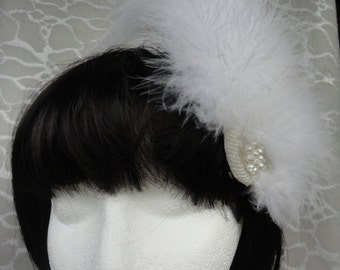 Broche/Pinza para el cabello con plumas blancas - Novia - Avestruz y Marabú con cinta de encaje dorado, tocado de perla y lentejuelas