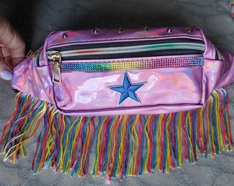 Holografische roze Fanny Pack met pastel regenboog franje regenboog strass trim kleine heuptas Crossbody Rave Festival Boho chic Boheme EDM