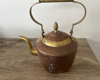 Antiker Teekessel aus Kupfer und Messing mit festem Griff und Deckel. Schwer und gut gemacht.