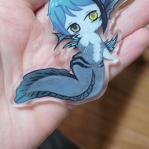 Puede incluir: Una taza de cerámica blanca con un asa negra y el texto "But first, coffee" en negro, con una fuente de estilo manuscrito. La taza está sobre una superficie blanca.