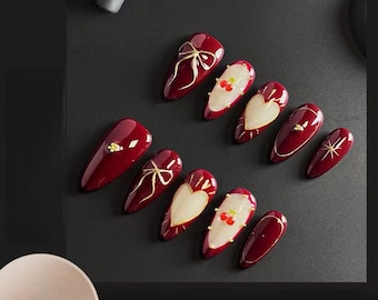 Uñas postizas Y2K: Uñas almendradas con lazo y cereza