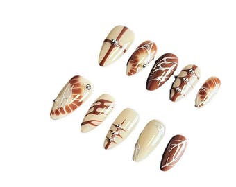 Uñas prensadas con llamas marrones hechas a mano: uñas almendradas con diamantes de imitación abstractos