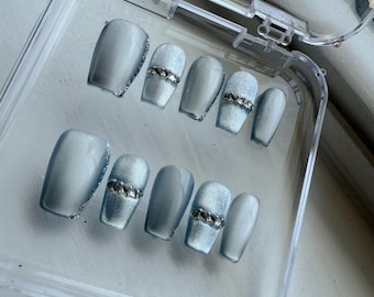 Uñas postizas de ojo de gato con purpurina hechas a mano: set reutilizable que cambia de color
