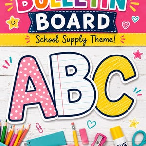 以下が含まれることがあります： BULLETIN BOARD School Supply Theme!というテキストと大きな文字A、B、Cが特徴の掲示板用デコレーションセット。文字Aは白の水玉模様のピンク色、Bは罫線入りの紙の質感、Cは落書きのある黄色で、文房具に囲まれています。