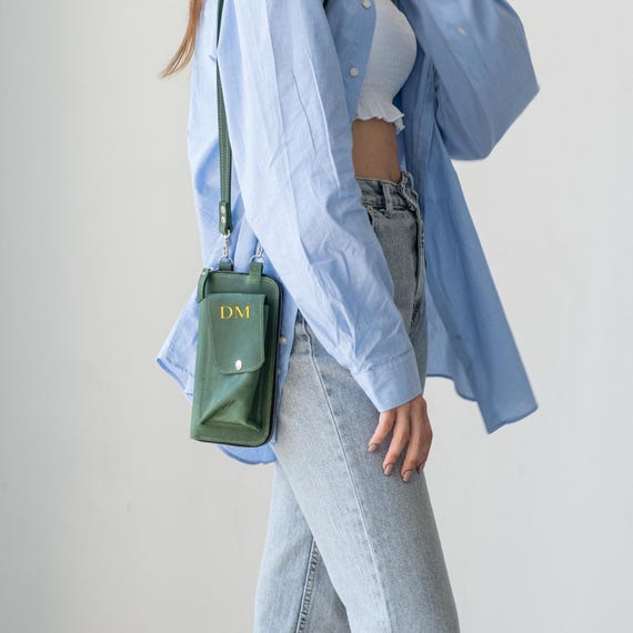 Discover the advantages of using phone crossbody bags. Learn why perfect for everyday use, travel, and events