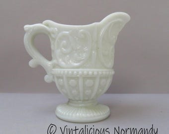 Pot à crème ancien en verre opalin, France : Portieux Vallérysthal, modèle Louis XV