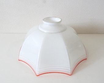 Vintage Franse witte opalen glazen lampenkap met rode rand: Franse lampenkap uit het midden van de 20e eeuw voor een hanglamp - door mij persoonlijk uitgekozen.