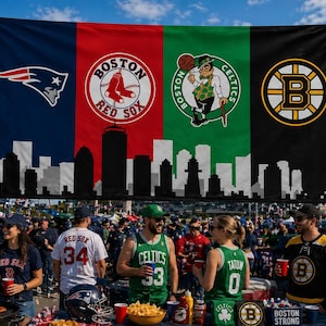 Pode incluir: Uma grande faixa com os logotipos das equipas desportivas de Boston: Patriots, Red Sox, Celtics e Bruins. A faixa &eacute; dividida em quatro sec&ccedil;&otilde;es com os logotipos das equipas e uma silhueta do horizonte. As pessoas est&atilde;o reunidas em frente &agrave; faixa, algumas vestindo camisas das equipas.
