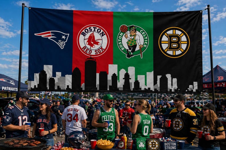 Pode incluir: Uma grande faixa com os logotipos das equipas desportivas de Boston: Patriots, Red Sox, Celtics e Bruins. A faixa &eacute; dividida em quatro sec&ccedil;&otilde;es com os logotipos das equipas e uma silhueta do horizonte. As pessoas est&atilde;o reunidas em frente &agrave; faixa, algumas vestindo camisas das equipas.