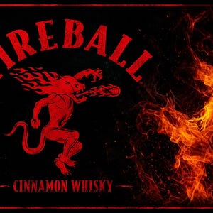 K&ouml;nnte beinhalten: Schwarzer Hintergrund mit dem roten Text &bdquo;FIREBALL&ldquo; oben und &bdquo;CINNAMON WHISKY&ldquo; unten. In der Mitte befindet sich eine rote, d&auml;monenartige Figur, aus deren Mund Flammen kommen. Auf der rechten Seite sind Flammen.