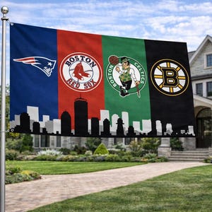 Pode incluir: Uma bandeira com os logotipos dos Patriots, Red Sox, Celtics e Bruins de Boston, com uma silhueta do horizonte na parte inferior. A bandeira &eacute; exibida ao ar livre em frente a uma casa.