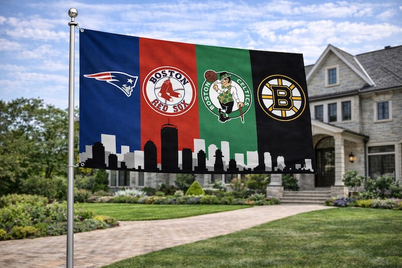 Pode incluir: Uma bandeira com os logotipos dos Patriots, Red Sox, Celtics e Bruins de Boston, com uma silhueta do horizonte na parte inferior. A bandeira &eacute; exibida ao ar livre em frente a uma casa.