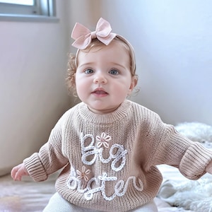 Pull brodé grande soeur, tenue personnalisée pour un anniversaire, pull avec nom de bébé, tenue assortie à la famille, tenue petite soeur pour le retour à la maison