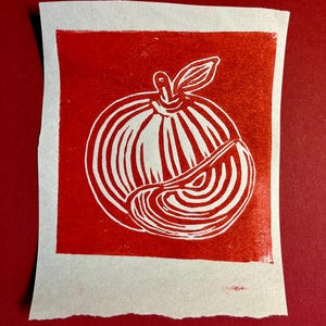 Stampa di mela in linoleum pressata a mano per la cucina