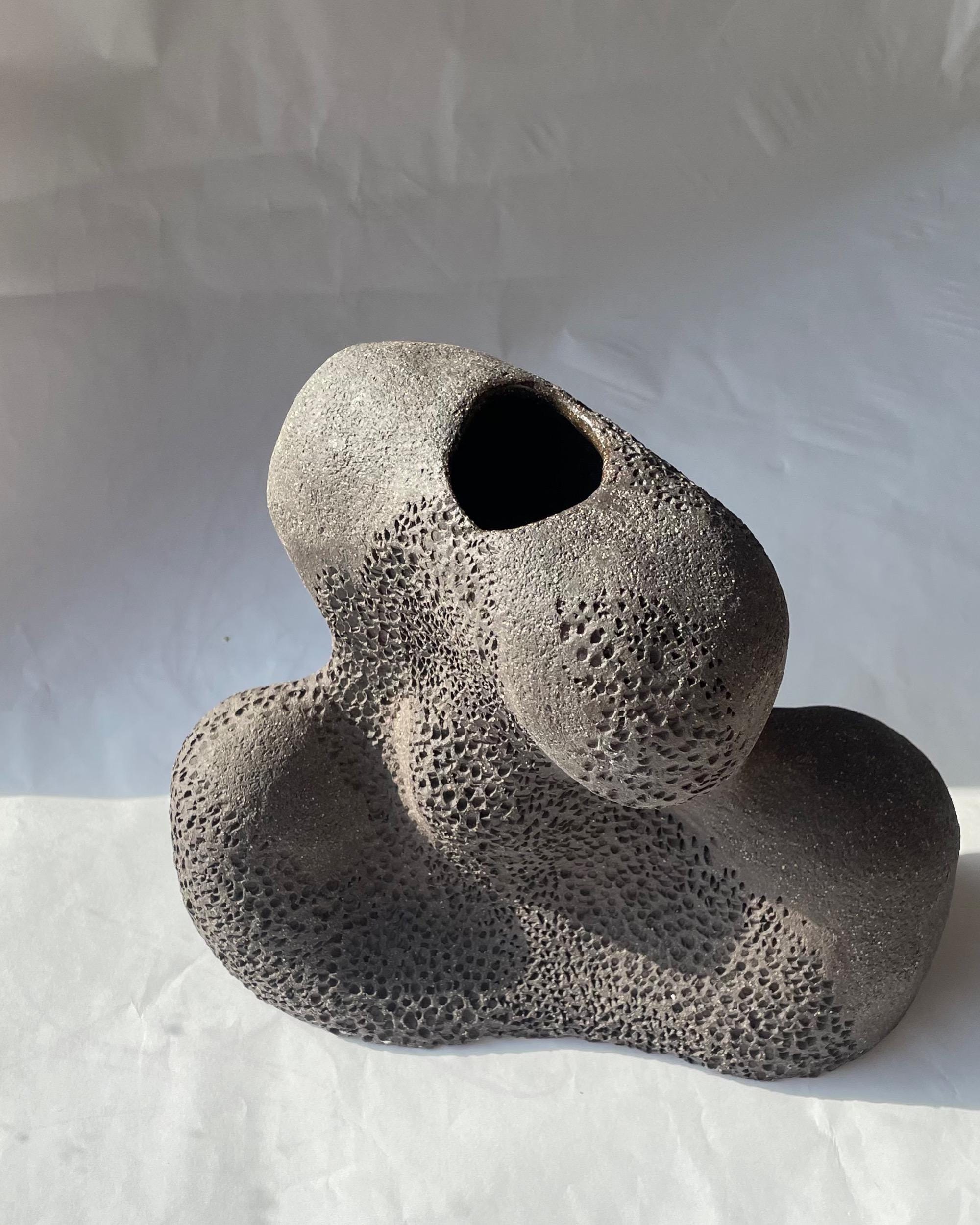 手作りの陶器容器 – 有機的な彫刻作品、無釉 - Etsy 日本