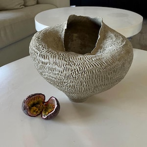 Vaso grande de cerâmica artesanal, feito de argila natural sem esmalte, estilo Japandi Wabi Sabi.