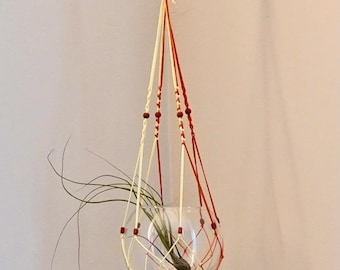 Petite suspension pour plante en macramé : décoration bohème avec perles, porte-plante aérien