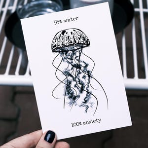 Stampa artistica minimalista di meduse con citazione divertente - Cartolina o biglietto d'auguri in bianco e nero A6 - 95% acqua, 100% ansia