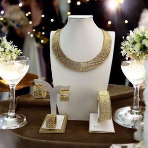 Conjunto de joyas chapadas en oro para mujer, 4 piezas: collar, pendientes, anillo y pulsera. Accesorios geométricos clásicos para fiesta.