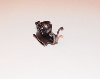 Escultura de caracol con tenedor: decoración artística única en metal