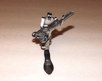 Escultura de tenedor: Guitarrista eléctrico - Decoración de arte en metal