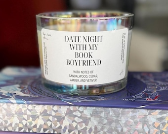 Date Night With My Book Boyfriend Kerze | Bücherwurm Geschenk | Bernstein Sandelholz Vetiver | Saubere ungiftige irisierende Kerze