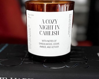 Eine gemütliche Nacht in Cahlish Kerze | Quecksilber inspirierte Kerze | Bernstein Sandelholz Vetiver | Sauberes ungiftiges Lesergeschenk