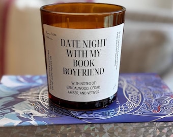 Date Night With My Book Boyfriend Kerze | Bücherwurm Geschenk | Bernstein Sandelholz Vetiver | Saubere ungiftige Bernsteinkerze