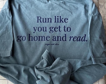 Leser, die Club-T-Shirt laufen lassen, wie du nach Hause gehen und lesen kannst – Bücherwurm Trainings-Shirt – Geschenk für Läufer und Leser – Buchliebhaber Merch