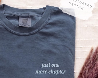 Nur noch ein Kapitel gesticktes Komfortfarben-T-Shirt | Gemütliches Leseratten-Hemd für Leser, ästhetisches Buch-Liebhaber-Geschenk, kostenloser Versand