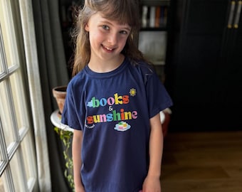 Kinderbuch Liebhaber Shirt, Bücher und Sonnenschein T-Shirt, Regenbogen Lese Shirt, Jugend Grafik T-Shirt, Geschlecht Neutral Kinder Shirt, Bibliothek Sommer T-Shirt