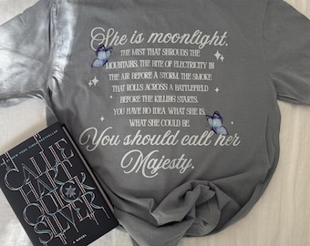 Kleines Osha Majesty Tee | Quecksilber-Eisvogel Saeris | Komfort Farben Fantasy Spruch T-Shirt | Dunkle weibliche Ästhetik | Buch-Liebhaber-Geschenk
