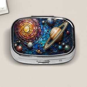 Solar System Pill Box – Stained Glass Style Sun and Planets Design – Cosmic Travel Pill Case – Outer Space Astronomy Gift for Stargazers