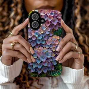 Funda para iPhone con diseño floral de hortensias: estilo vitral, resistente y botánica para amantes de las flores, con un diseño floral colorido.