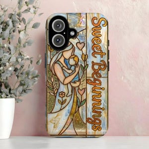 Op de afbeelding: Een set van drie keramische mokken met een gespikkelde, matte afwerking. De mokken zijn in crème, lichtgrijs en donkergrijs. Elke mok heeft een eenvoudig, minimalistisch ontwerp en een afgeronde handgreep.