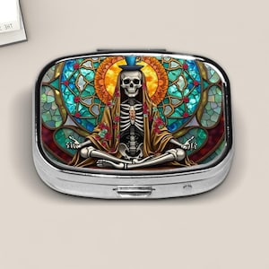 Meditating Skeleton Pill Box – Stained Glass Style Gothic Tea Skeleton Tin –  Boho Medicine Box with Roses And Mandala – Spooky  Pill Holder
