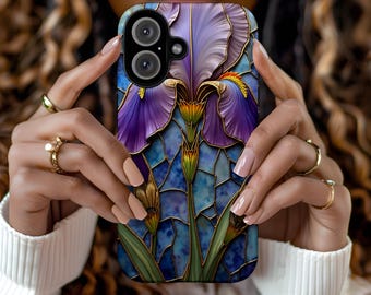 Puede incluir: Una funda de teléfono con un diseño de vitral que presenta una flor de iris púrpura con acentos amarillos. El fondo es un patrón de mosaico azul y verde.