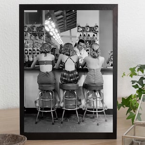 Kobiety pijące przy barze Sztuka ścienna, czarno-biały wydruk, plakat vintage Three Friends, sztuka alkoholowa, wydruk na wózku barowym, dekoracja ścienna retro