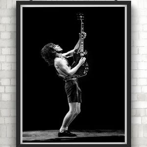 Tributo a Angus Young: Arte mural clásico de AC/DC para amantes del rock and roll. Impresión giclée en lienzo, impresión enmarcada y envío gratuito.