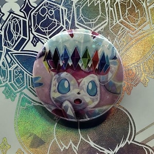 Botón holográfico de Sylveon: reciclado a partir de paquetes de cartas Pokémon de Prismatic Evolutions