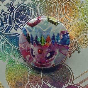 Botón holográfico de Espeon: reciclado a partir de paquetes de cartas Pokémon de Prismatic Evolutions