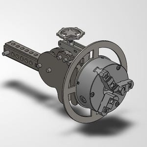 Puede incluir: Un conjunto de mandril de torno mecánico gris que presenta un mandril de tres mordazas, un volante circular con un emblema de estrella y una barra de extensión rectangular con múltiples orificios circulares, con un acabado en gris mate.