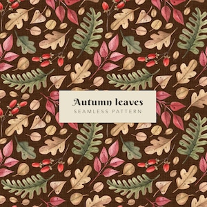 Peut inclure: Un motif répétitif composé de feuilles d'automne à l'aquarelle dans des tons de vert, beige et rose sur un fond marron foncé. Une étiquette rectangulaire au centre affiche le texte Autumn leaves SEAMLESS PATTERN en lettres sombres.