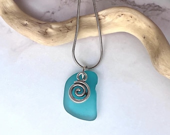 Collier en verre de mer avec breloque tourbillon marin - Véritable pendentif en verre de plage, bijoux côtiers faits main, cadeau respectueux de l'environnement