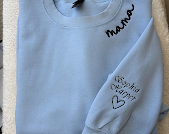Felpa con cappuccio personalizzata per mamma ricamata con nome sul collo e nomi dei bambini sulla manica, felpa con cappuccio personalizzata per mamma, regalo per la festa della mamma, maglietta di compleanno