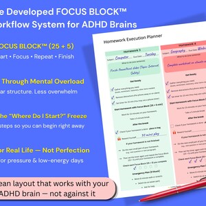 Op de afbeelding: Een witte papieren huiswerkplanner met groene en roze kolommen voor taken, met tekst zoals FOCUS BLOCK (25 + 5), Start, Focus, Repeat, Finish, en een rode pen rechtsonder op een blauwe achtergrond.