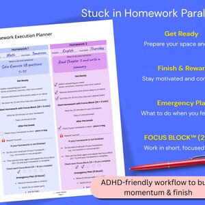 Op de afbeelding: Een witte papieren huiswerkplanner met twee kolommen in lichtblauw en lichtroze, met tekstvelden voor vakken en taken. Daarnaast ligt een rode pen op een blauwe achtergrond met gele tekst met de titel Stuck in Homework Paralysis.